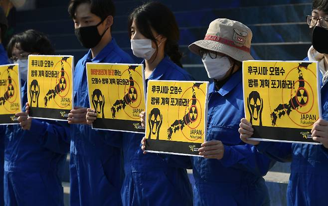 환경운동연합 관계자들이 26일 오전 서울 종로구 세종문화회관 계단에서 '후쿠시마 오염수 방류 계획 규탄 기자회견'을 하고 있다. 이한형 기자
