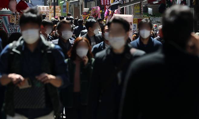 14일 서울 중구 명동 식당거리에서 직장인들이 점심식사를 위해 발걸음을 옮기고 있다. 뉴스1