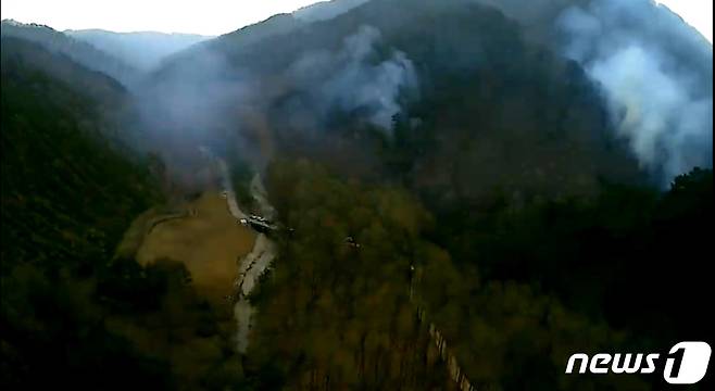 16일 오후 4시3분쯤 경북 영양군 수비면 신암리에서 발생한 산불이 산림 1ha를 태우고 1시간 30여 분만에 진화됐다. (남부지방산림청제공)2021.4.16/© 뉴스1