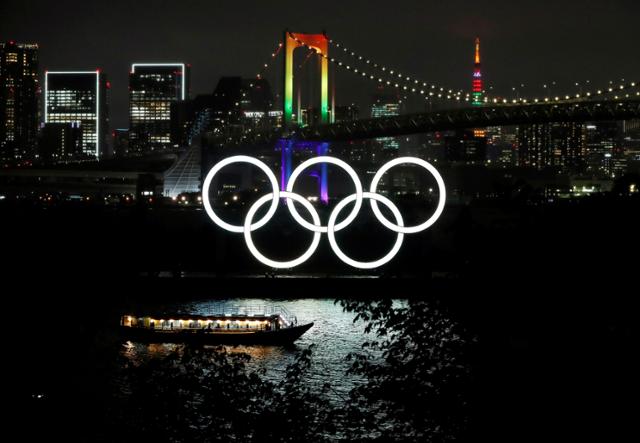 일본 도쿄의 미나토구에 있는 레인보우 브릿지와 도쿄 타워에 14일 '도쿄올림픽 D-100'을 축하하기 위해 올림픽의 상징인 오륜기의 다섯가지 색깔 조명이 비춰지고 있다. 도쿄=로이터 연합뉴스