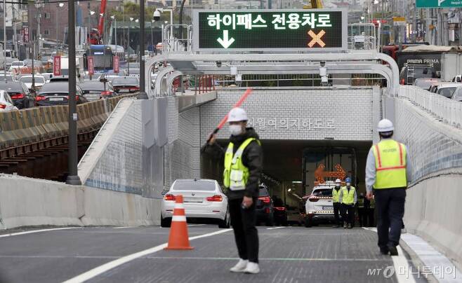 신월IC에서 여의도 구간을 연결하는 신월여의지하도로가 개통된 16일 서울 양천구 신월여의지하도로 진입구에서 대형화물차량이 진입하다 끼여 2차선 도로가 통제되고 있다. /사진제공=뉴시스