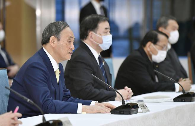 스가 요시히데 총리가 총리 관저에서 열린 각료회의에 참석하고 있다. 일본 정부는 지난 12일 각료회의에서 후쿠시마 오염수 해양 방류 결정을 내렸다.[AP]