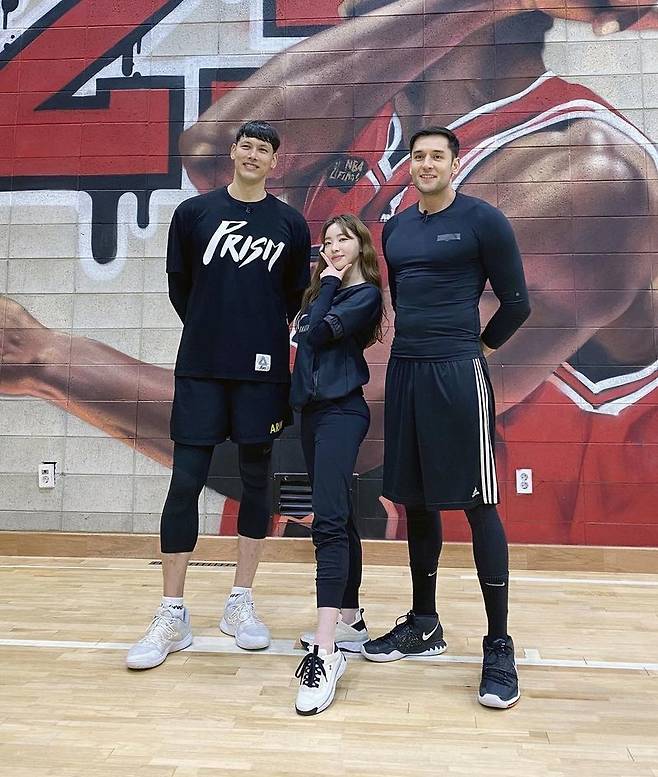 Actor Yang Jung-won shared a unique levitation shot.Yang Jung-won posted two photos on his instagram on April 16 with the phrase Deronderon Yang Pilla.Yang Jung-won in the photo is Lee Seung-jun, Julien Kang and Shoulder to Shoulder.Yang Jung-won was louder, showing a taller and bigger body than the two.Yang Jung-won said, Ive met Lee Seung-jun, the most beautiful basketball player in the world! Today, two episodes are broadcast in a row. KBS 2TV is now the main shooter.The muscle-schulin guide, the same space, different air, he added.The netizens who watched this responded such as Is the difference in physical size, It is very small, Three people are so funny and singer Sul Hae Yoon said, Oh!!!and expressed friendship with Yang Jung-won.Yang Jung-won is a Pilates instructor and actor; Yang Jung-won has appeared in Young Ae, Just Eating Again, Our Gap Soon Lee and Yeonnam-dong 539.Yang Jung-won is showing off his artistic sense not only in acting activities but also in Departure Dream Team, My Little TV, Myuschulin Guide and Fresh Arrangement.Yang Jung-won runs YouTube Yang Jung-won and is communicating with the public through home training and V-log video.
