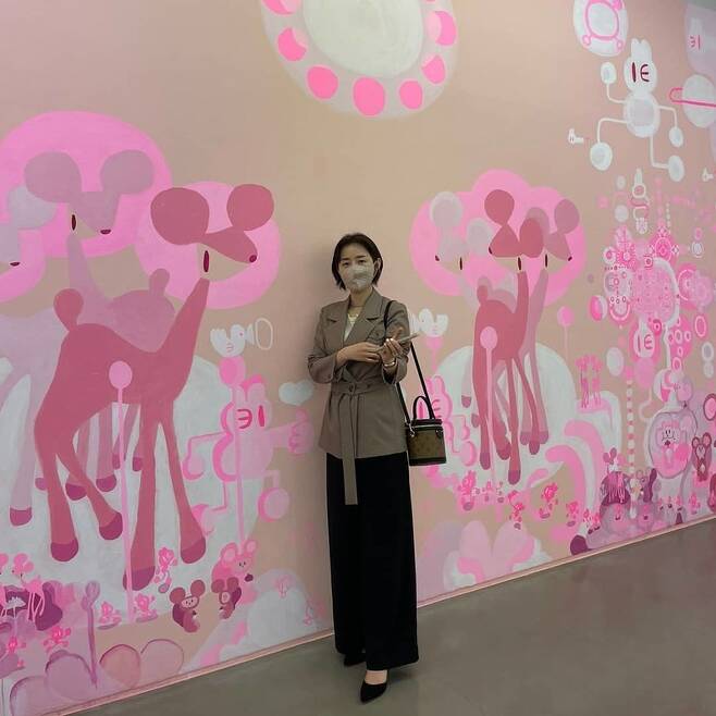 Lee Ha Jung, a former announcer, reported on his recent situation.Lee Ha Jung posted a photo on his personal Instagram account on April 16 with the words: See the rain today, Im going to get a little rest with fitness Sojin, have a good Friday afternoon.In the photo, Lee Ha Jung poses in front of a cute painting, sporting an elegant charm by matching a beige jacket with black slacks.Even with Mask, the shining visual caught my eye.The netizens who saw this responded I think I went to the art museum and I feel so sorry for my wifes taste.Meanwhile, Lee Ha Jung has one male and one female after actor Jung Jun-ho and marriage; he has played in the recently-end TV Chosun The Taste of Wife.