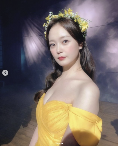 Actor Jeon So-min showed off her Disney princess figureJeon So-min wrote on his personal Instagram account on the 15th, I heard it first!!!!!!!!! I love it if you stay in the fuss. Its open on the 19th!!!In the photo he released together, he is wearing a yellow dress and creating a dreamy atmosphere. The cute sexy pale color charm is impressive.Fans are enthusiastically cheering on the hidden volume sense of Jeon So-min.So, Ko Young-bae of the disturbance commented, Thank you very much Sunshine Princess Somina! Girls Generation Sunny also praised the comment, Beauty and Beast!!!!!!!!!!!This seems to be a picture taken during the shooting of the music video of the new song If you have.Previously, Jeon So-min and Soran formed Yoo Jae-Suk through SBS entertainment program Running Man and announced Come out now.Meanwhile, the mini album Beloved and the title song Be with me will be released at 6 pm on the 19th.mouse