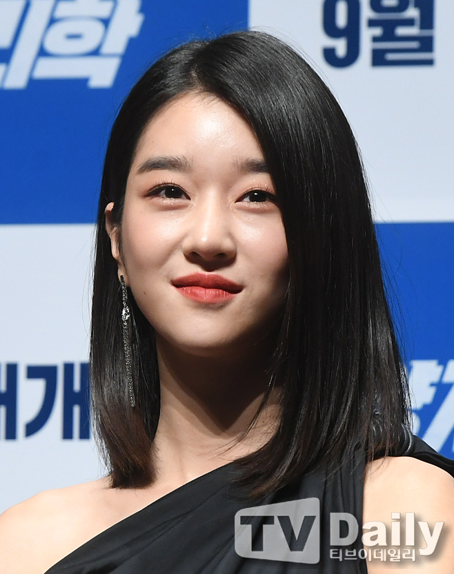 There is no Wing in Fall.Seo Ye-ji, who has become a Global Issue Princess Maker in various controversies, is being cut off from the AD system as well as the broadcasting industry.His activities, which have fallen into the actor of civil abuse at a moment, seem difficult for the time being.On the 14th, companies that selected Seo Ye-ji such as handbags, color cosmetics, health functional foods, eyewear, and mobile MMORPG deleted AD in succession.The photos of Seo Ye-ji, which were included in the official website and Instagram, were also removed and started to draw.Seo Ye-ji was hotly loved both at home and abroad for digesting Ko Mun-young Character, who has an anti-social personality tendency, in TVN weekend drama Its Psycho but Its OK (playplayplayplayplayer Cho Yong and director Park Shin-woo), which ended last August.At the time of the drama broadcast, Seo Ye-jis costumes became a hot topic and accessories were sold out. His luxurious visuals and styling attracted much attention.His popularity led to AD Love Call.Seo Ye-ji has been active in various brand models, but the AD system, which has been worried about the decline in product image since the controversy, is showing signs of losing all the contents of Seo Ye-ji.This is likely to cost Seo Ye-ji hundreds of millions of won in Penalty, according to the AD industry, his model fee is estimated at 5 to 1 billion won per year contract.Generally, if the brand image is adversely affected, it will pay about 2 ~ 3 billion won of Penalty because it compensates 2 ~ 3 times of AD cost.Controversy also had a great influence on the work of Seo Ye-ji.Initially, Seo Ye-ji was scheduled to attend a press preview of the movie Memory of Tomorrow (director Seo Yu-min and production I-film Corporation) on the 13th to promote it, but he suddenly notified the news of his absence on the day of the event.It was also reported that OCNs new drama Ireland, which was scheduled to appear, was not featured.Ireland is a drama about the process of digging secrets hidden in Jeju Island. It is a work that attracted attention by Seo Ye-ji, Kim Nam-gil and Cha Eun-woo.However, as the controversy of Seo Ye-ji grew out of control, broadcasters and production companies faced an embarrassing situation: There is nothing yet to be set, both sides said.The first filming was not going on, he said.Seo Ye-ji has become inevitable for future activities due to various noises surrounding him.It is unlikely that the negative perception of the netizens who are in the worst crisis since their debut will be improved for the time being.