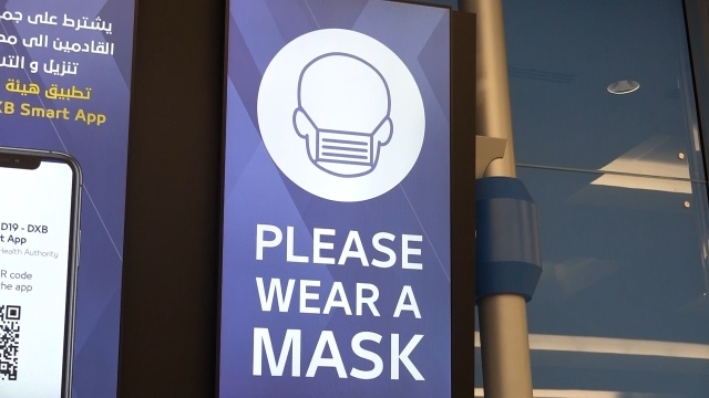 세계는 '코로나와의 전쟁' 중, 곳곳에 마스크 착용 안내 문구가 써있다.