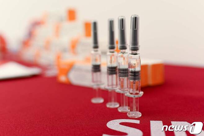 중국 시노백의 코로나19 백신. 칠레의 백신 접종자 93%가 시노백의 백신을 맞았다. © AFP=뉴스1 자료 사진