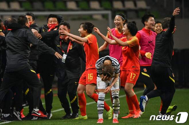 한국은 중국과의 여자축구 플레이오프에서 2-2로 비겨 본선 진출에 실패했다. © AFP=뉴스1