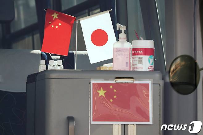 중국 오성홍기와 일본 일장기. © 로이터=뉴스1