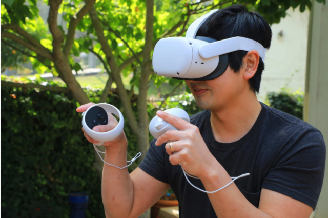 페이스북이 출시한 VR(가상 현실) 상품 오큘러스 퀘스트2 착용 모습. 오큘러스 제공