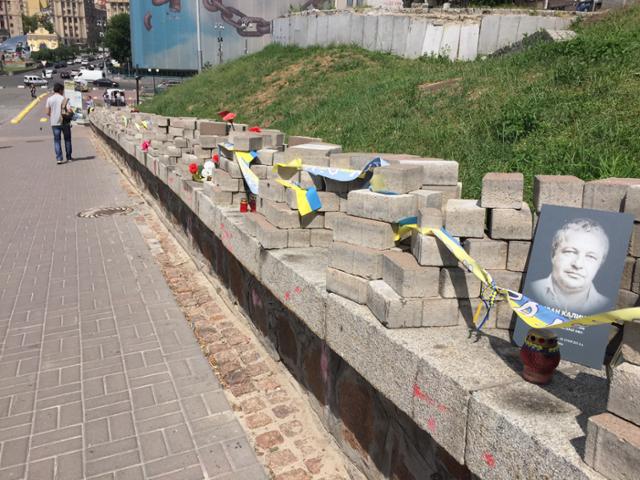 2014년 우크라이나에서 일어나 유로마이단 시위 당시 희생된 사람들을 기리는 표식이 수도 키예프의 길거리에 세워져 있다. 이동학 작가