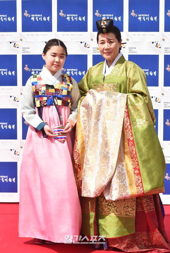 Park Jung-soo and Girl Choi Seung-mi attended the opening ceremony of Park Sul-nyeos Hanbok Going: A Korean Wave Fashion Show that Impresses the World held at the Korea Hanbok Promotion Agency in Hamchang-eup, Sangju City, on the afternoon of the 17th.Photo: Park Sul-nyeo Hanbok is offered