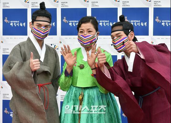 Victon Sejun and Chan attended the opening ceremony of Park Sul-nyeos Hanbok Going: Hallyu Fashion Show that Impresses the World held at the Daegu Gyeongbuk Institute of Science and Tech Sangju Hamchang-eup Korea Hanbok Promotion Agency on the afternoon of the 17th.Photo: Park Sul-nyeo Hanbok is offered