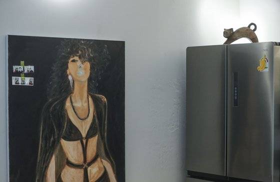 가수 김완선이 직접 그린 자화상 옆 냉장고 위에 목각으로 만든 고양이 장식품이 놓여 있다. 김성룡 기자
