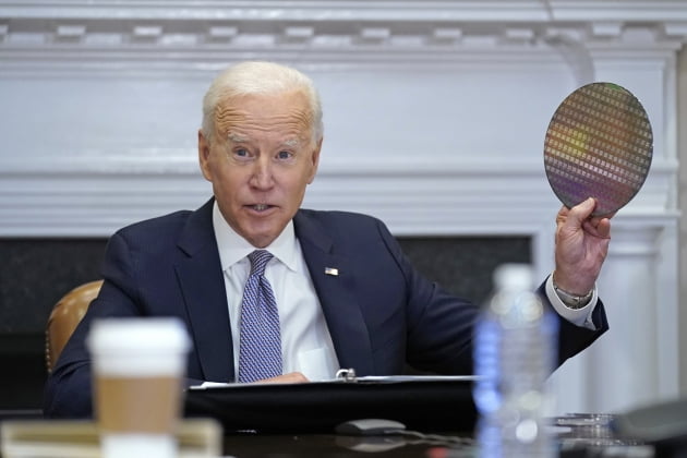 조 바이든 미국 대통령이 지난 12일 반도체 웨이퍼를 들고 반도체 산업의 중요성을 강조하고 있다. 연합뉴스
