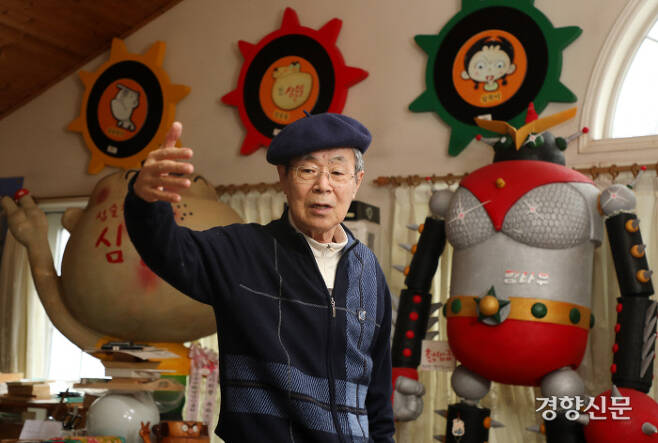 만화가 이정문 화백이 4월 12일 경기 이천시에 있는 자신의 화실에서 62년간의 작품활동에 대해 이야기하고 있다.