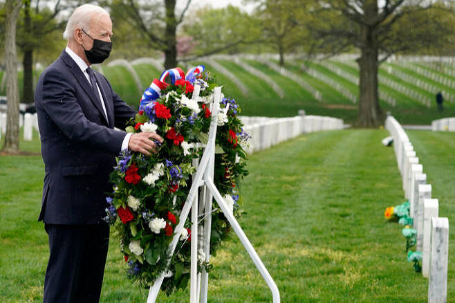 조 바이든 미국 대통령이 지난 14일(현지시간) 알링턴 국립묘지를 방문해 아프간 전사자 묘역에서 헌화를 하고 있다. AP 통신