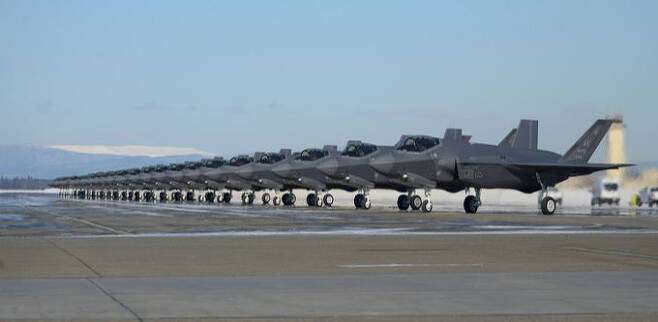 미 공군 F-35A 스텔스 전투기 25대가 알래스카주 아일슨 공군기지 활주로에서 대기하고 있다. 미 공군 제공