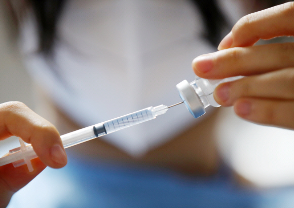 서울시의 한 요양센터에서 보건소 의료진이 코로나19 아스트라제네카 백신을 주사기에 담고 있다.서울신문DB