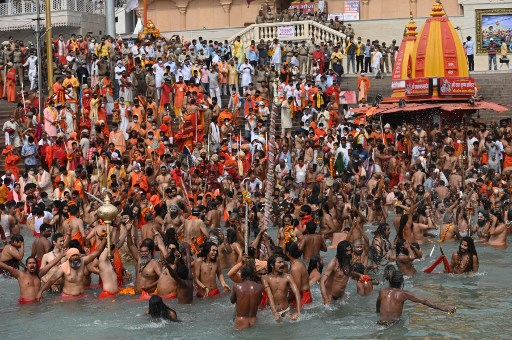 지난달 11일 시작된 힌두교 행사 쿰브 멜라(Kumbh Mela)로 수많은 인파가 갠지스강에 모여 목욕을 하고 있다. AFP 연합뉴스