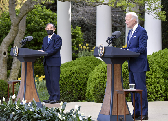 공동 기자회견 하는 스가-바이든 - 현지시간 16일 오후 조 바이든(오른쪽) 미국 대통령과 스가 요시히데 일본 총리가 미국 워싱턴DC 소재 백악관에서 정상회담을 한 후 공동 기자회견을 하고 있다. 2021.4.17 교도 연합뉴스