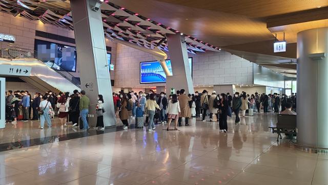 김포국제공항 국내선 청사 3층 출발장 끝까지 줄이 닿자 17일 오전 이용객들이 꼬리에 꼬리를 물고 줄을 서 있다. 이유지 기자