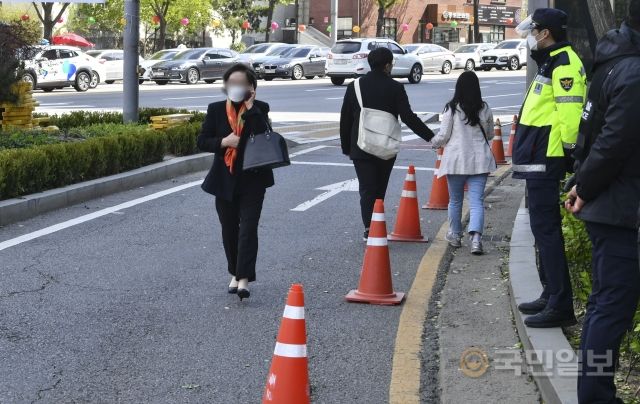 18일 서울 종로구 일본대사관 입주 건물 앞에서 일본 방사능 오염수 방류 저지 대학생 긴급농성단이 농성을 벌이고 있는 가운데 경찰에 의해 인도가 통제돼 시민들이 도로로 걷고 있다.