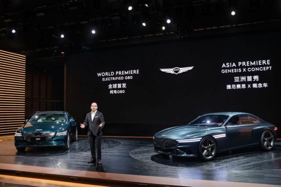 제네시스가 첫번째 전기차인 ‘G80 전동화 모델’을 19일 처음으로 공개하고 세계 전기차 시장을 공략에 나섰다. 제네시스는 19일 중국 상하이 컨벤션 센터에서 열린 '2021 상하이 국제모터쇼'에서 브랜드 첫번째 전기차 모델인 G80 전동화 모델을 공개했다. 마커스 헨네 제네시스 중국 법인장(사진)은 "G80 전기차 모델의 세계 첫 공개는 중국 시장에 대한 제네시스 브랜드의 의지를 보여준다"며 "제네시스는 대표 모델인 G80와 GV80를 중심으로 중국 고객을 위한 차별화된 고객 경험을 통해 진정성 있는 관계를 구축할 것"이라고 말했다.
