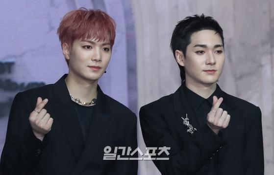 NUEST (NUEST) held a showcase commemorating the release of its second album, Romanticize, at Yes24 Rible Hall in Gwangjang-dong, Gwangjin-gu, Seoul on the afternoon of the 19th.NUEST (JR, Aaron, Baekho, Min Hyon, Rennes) members JR and Aaron pose in Photo Time.