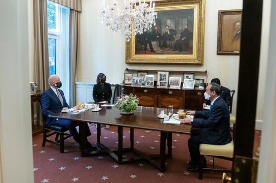 지난 16일(현지시간) 조 바이든 미국 대통령(왼쪽)과 스가 요시히데 일본 총리가 미국 워싱턴 백악관에서 점심으로 햄버거를 먹으며 약 20분 간 회담했다. 조 바이든 미국 대통령 트위터(@POTUS)에 올라온 사진이다. 트위터 캡처