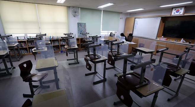 지난 2월 서울 노원구 용원초등학교에서 한 교사가 교실에서 원격수업을 하고 있는 모습. [연합]