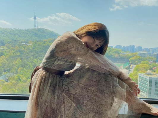 Yerin, a member of the group GFriend, unveiled a fresh daily life full of spring energy.On the 19th, Yerin posted a picture without any comment through his personal instagram.Inside the picture is Yerin, who is smiling happily by a window full of Namsan views, full of fresh spring energy from his expression.Recently, he has cut his long hair and turned into a single hair, making it more refreshing.SinB, a member of GFriend, said, What is Morning light?On the other hand, the group GFriend, which Yerin belongs to, is filming the real variety GFRIENDs MEMORIA (Gulflens Memory).Yerin Instagram