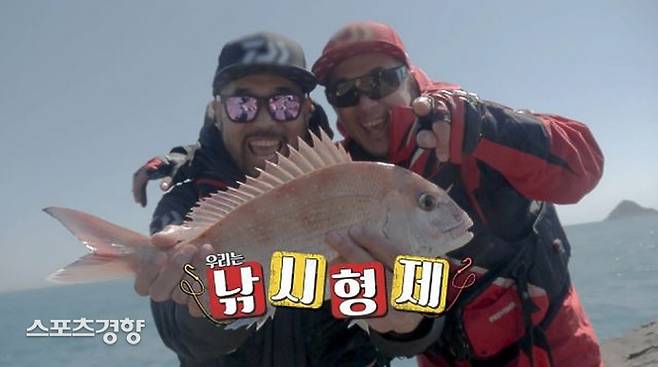 이하늘(오른쪽)이 친동생 이현배 죽음 원인이 김창열에게 있다고 밝히며 그를 맹비판했다. 최근 함께 FTV 예능 프로그램에 출연한 이하늘 형제