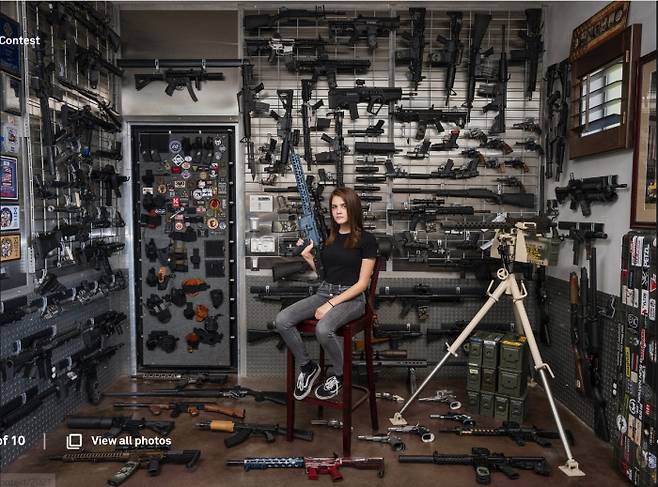 다넬라가 미국 애리조나주에 있는 총기 수집품 창고에 앉아 포즈를 취하고 있다. 다넬라는 12살때 아버지로부터 총 쏘는 법을 배웠고, 그 이후로 한 달에 약 3000발씩 발사하며 사격 훈련을 하고 있다. 사진제공= World Press Photo