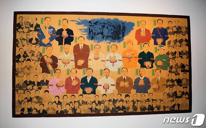 제13회 광주비엔날레에 전시된 이상호 작가의 '일제를 빛낸 사람들' © News1 이수민 기자