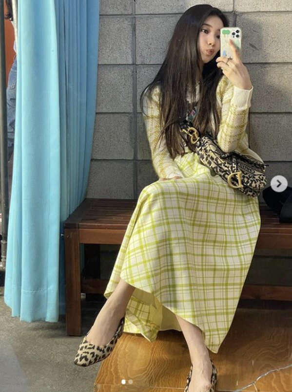 Singer and Actor Bae Suzy turned into a goddess of springBae Suzy posted two selfies on her Instagram account on Tuesday.In the open photo, Bae Suzy poses in a yellow checkered dress with a Hopi Reservation pattern bag and shoes.Bae Suzy, who showed a fashion that feels like spring, collects attention with her pure beautiful looks.Meanwhile, Bae Suzy was confirmed as the 57th Baeksang Arts Grand Prize MC held in Ilsan, Gyeonggi Province on May 13th.