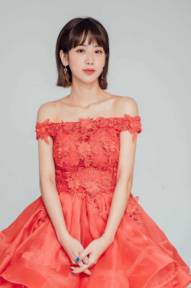 새 앨범 출시를 앞두고 있는 강혜연은 "팀 해체 같이 힘든 일도 겪었지만 그게 아니었다면 '트로트 가수'라는 인생 2막을 시작할 수 없었을 것 같아요"라며 '무한 긍정'을 뜻하는 ENFP-A 소유자답게 웃었다. /J&J EMG