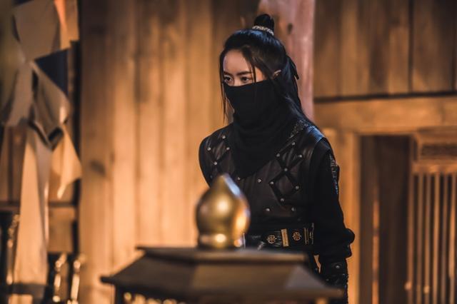 Kim So-hyun, the moon rising river, raids Jinheung of Silla Kim Seung-soo.KBS2 Mon-Tue drama The River with the Moon ends on the 20th.The River on the Moon is a work that depicts the Princess Pyeong-gang (Kim So-hyun), where Goguryeo was the whole of her life, and the love of General Ondal (Ninwoo) who made love a history.It has been well received for re-creating the story of Princess Pyeong-gang and General Ondal, who have loved many people in other historical dramas for a long time.Pyeong-gang and Ondal are currently participating in the Battle of Okinawa in Adan province.The two people who went to war to find Adan Castle, which was taken by Silla, decorated the 19th ending and stimulated the curiosity about the final meeting.In particular, the Battle of Okinawa is known as the Battle of Okinawa, which was killed by Ondal in history, and raised the interest of viewers to what fate they will face.In the meantime, the production team of The River with the Moon will focus attention on the appearance of Pyeong-gang, who attacked Silla Jinheung of Silla (Kim Seung-soo) ahead of the final broadcast.In the public photos, you can see Pyeong-gang dressed as an assassin, Pyeong-gang covering his nose and mouth with black cloth, but his intense eyes convey his splendor.Jinheung of Silla, who faces Pyeong-gang, attracts attention.The place where Pyeong-gang attacked was the Jinheung of Silla military camp of Silla army.It seems to be surprised by the spirit and ability of Pyeong-gang, who has been attacked by the blood of the kings most guarded quarters.Finally, Goh Kun (Lee Ji-hoon), who keeps Jinheung of Silla by blocking Pyeong-gangs front, steals his gaze.Why Pyeong-gang attacked Jinheung of Silla in Alone? Pyeong-gangs attack on Pyeong-gang was caught by Jinheung of Silla, and Goh Kun, who was excluded from this Adan Castle of Okinawa ceremony, Curiosity about the final episode soars with only a still cut how it will affect the flow of Goguryeo and Sillas Adan Castle of Okinawa.On the other hand, Goguryeo and Sillas Adan Castle of Okinawa, the ending will be seen at the final meeting of KBS2 Mon-Tue drama The River with the Moon broadcasted at 9:30 pm on the 20th.