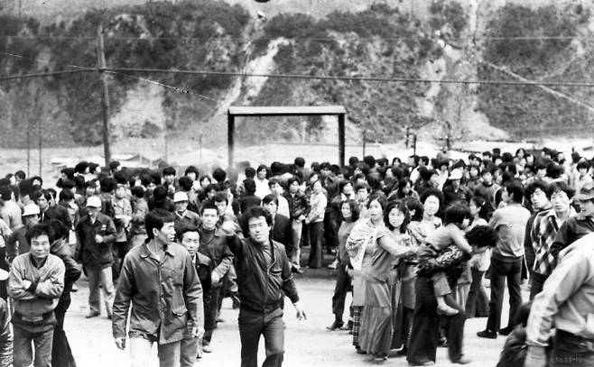 탄광 노동자들과 가족들이 1980년 4월 강원 정선군 사북탄광 주변에 모여 있다. 민주화운동기념사업회 제공