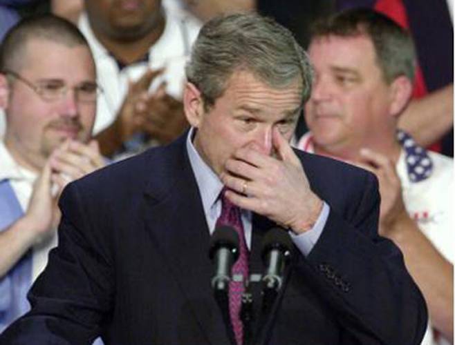 조지 W 부시 미국 대통령이 2002년 연설 도중 아프간 전투에서 사망한 미군 2명의 유가족들을 보고 눈물을 훔치고 있다. 세인트피터즈버그 | AP연합뉴스