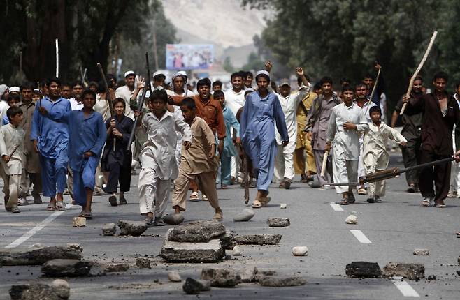 2010년 카불에서 아프간 시민들이 북대서양조약기구 소속 연합군의 공격으로 주민 2명이 사망한 데 항의하는 시위를 벌이고 있다.  카불 | AP연합뉴스