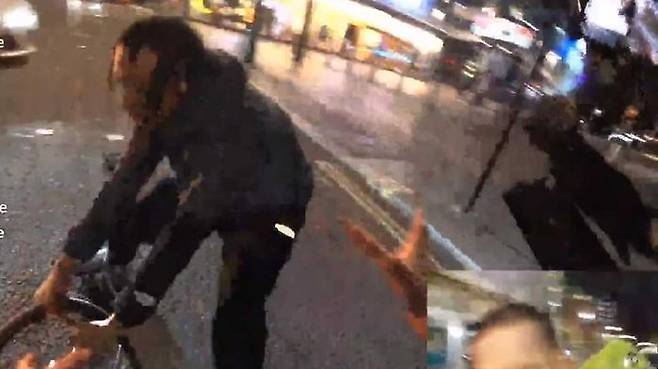 괴한이 레이먼드 힝 씨 자전거를 훔치려는 모습