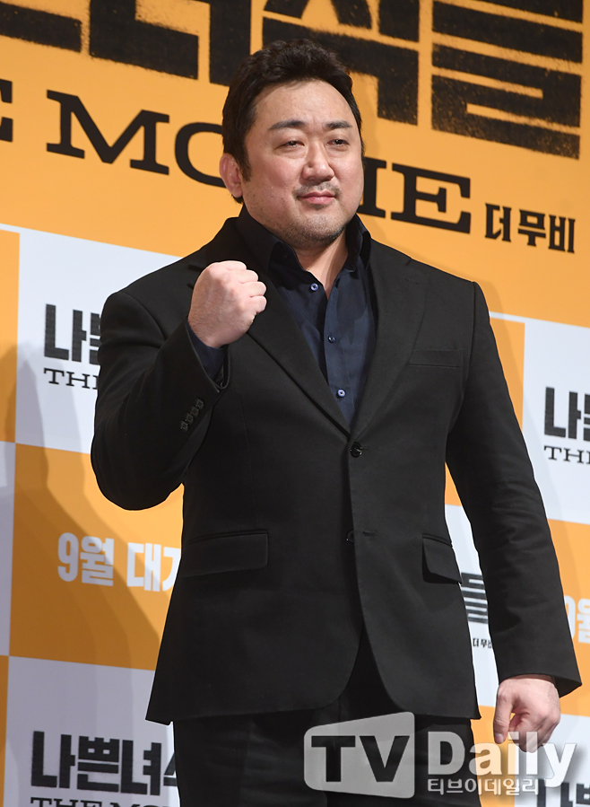 Actor Ma Dong-Seok will participate as a Main actor in the Hollywood remake of The Flock following the Marvel movie The Eternals.Also, this time, I take charge of production and collect attention.On the 20th, the US media deadline reported that Ma Dong-Seok will take on the Main actor and production of The Flock, a Hollywood remake of OCN drama The Flock, which was broadcast in 2019 with Cristiano Ronaldo Lee.In The Sams Club, Ma Dong-Seok Acts a detective investigating a newsanchor family case attacked by a group of questionable hunters during a camping trip.It appears to be the station of Ko Dong-guk, played by Sung Dong-il in The Flock.Ma Dong-Seok will participate in production with Cristiano Ronaldo S. Lee as well as Main actor in this work.Cristiano Ronaldo Philip Roth, president of Starlings Television, and CEO Karin Martin, will be the executive producer.In addition, this work is the main writer of the author Jack Rogiudis who wrote the drama Walking Dead and Suns of Anarchy.The Korean drama is amazingly shocking and our team will convey authenticity through this drama, Cristiano Ronaldo Philip Roth said of The Sams Club.Earlier, Ma Dong-Seok started his Hollywood career in earnest as he was cast in Marvel movie The Eternals.Chinese female director Chloe Zhao caught Megalphone, with Angelina Jolie and Selma Hayek, Richard Madden and Kumail Nanjiani working on an Acting breath with Ma Dong-Seok.The Eternals, which has been considered as a anticipated film in the Marvel movie lineup, is now being released in the aftermath of Corona 19.Ma Dong-Seok, who is active in Hollywood as an action star, has expanded his range of activities to The Sams Club, which participates in both Main actor and production.This is why expectations for Ma Dong-Seoks performance are gathered.Ma Dong-Seok is actively involved in the release of The Outlaws 2 and Apgujeong Report.