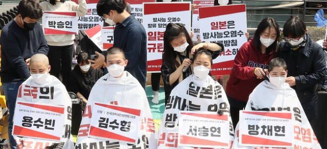 한국대학생진보연합 소속 회원들이 20일 서울 종로구 주한 일본대사관 앞에서  ‘일본 정부의 후쿠시마 원전 오염수 방류 결정’을 규탄하며 집단 삭발을 하고 있다.(사진=이영훈 기자)