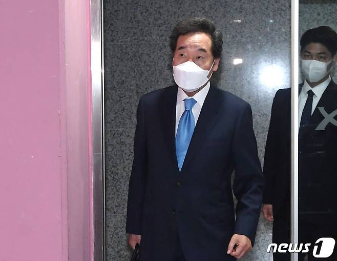 코로나19 자가격리에서 해제된 이낙연 더불어민주당 전 대표가 15일 오후 서울 종로구 자택을 나서고 있다. 2021.4.15/뉴스1 © News1 국회사진취재단