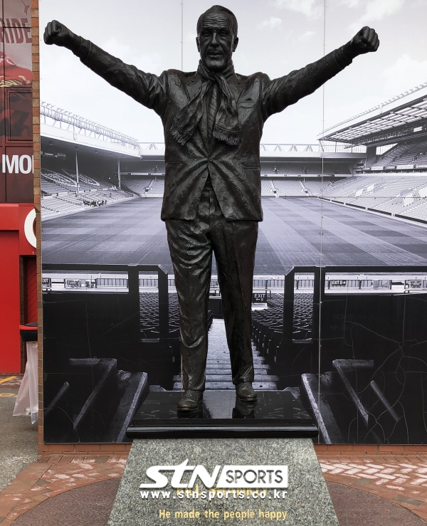 영국 리버풀 현지 홈구장 안 필드에 위치한 故 빌 샹클리 동상
