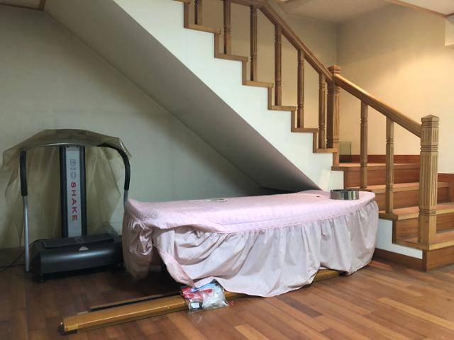 3월 31일 강원도 원주 부론면 소재의 건설브로커 윤중천씨가 소유했던 별장 내부 모습. 찜질방 한편에 마사지 침대가 방치돼 있다. 원주=이승엽 기자