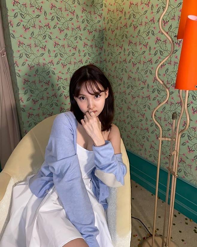 Group TWICE member Nayeon has reported on the latest.Nayeon posted several photos on April 21 with an article entitled KURA on the official Instagram of TWICE.Nayeon, pictured, is wearing a lavender cardigan and a white sleeveless dress. She poses in various ways, looking at the camera.Especially, a lovely and innocent visual like Rabbit caused fans to feel heartbeat.The netizens who watched this responded such as Pretty, Queen and Cute.On the other hand, TWICE, which Nayeon belongs to, pre-released the title song soundtrack and music video of the same name as Shinbo on April 21 ahead of the announcement of Japan single 8th album Kura Kura on May 12th.