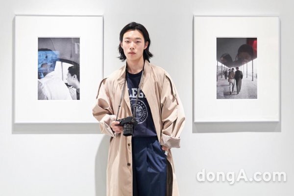 This exhibition is a photo of Pecker Han Young-soo taking pictures of men and women in Myeong-dong and Sogong-dong in the 1950s and 1960s.Ryu Jun-yeol, wearing a trench coat and wide pants on the day, completed a gorgeous photo picture with a Raika Kameka.